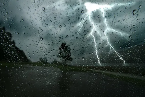 Journal 9h - Près de 6000 éclairs cette nuit dans le Nord et le Pas...