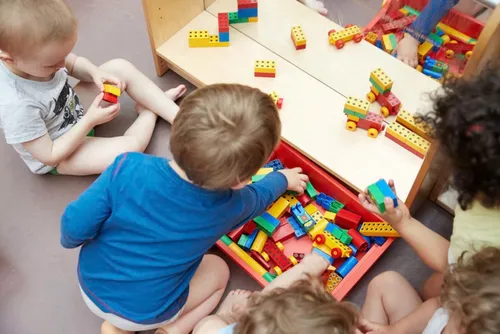 Journal 7h - 2 ex-employées d'une crèche devant le tribunal de...