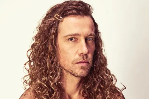 Le retour de Julien Doré avec le clip de la reprise des L5 avec...