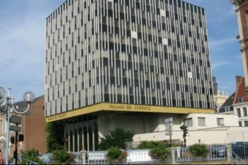 Journal 12h - Un homme poursuivi pour tentative de féminicide, jugé...