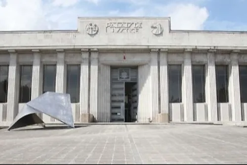 Journal 9h - Un huissier visé par des tirs dans le Pas de Calais :...