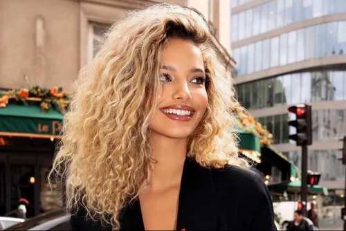 Journal 9h - Insultes racistes contre Miss Nord Pas de Calais : Le...