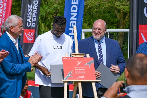 Luc Abalo a inauguré son terrain de hand à 4 à Villeneuve d'Ascq