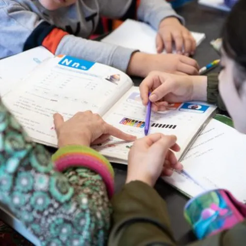 Des familles de la région se battent pour préserver l'instruction à...