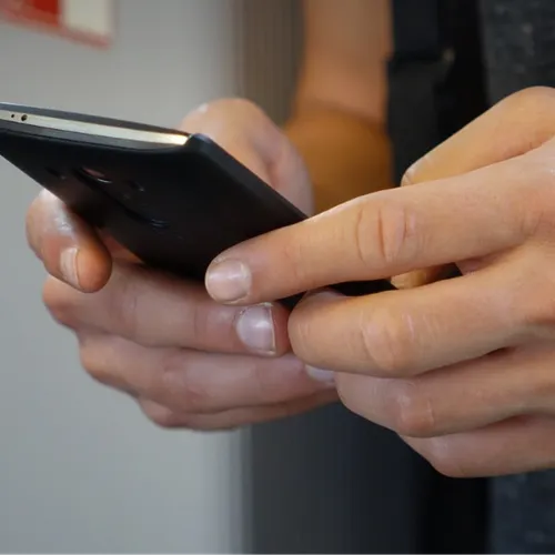 Un nouveau n° pour signaler les arnaques par SMS et appel