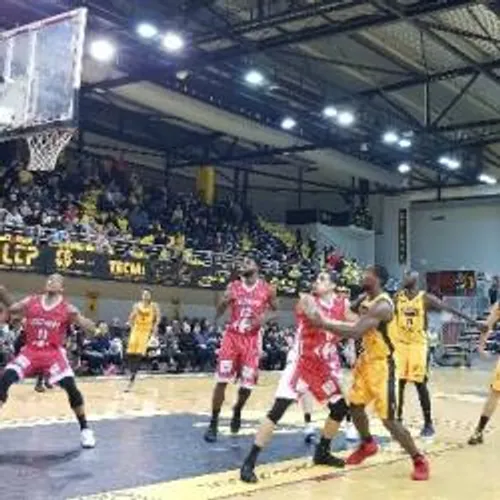 Basketball: FosProB VS Denain: Une victoire très sportive pour les...