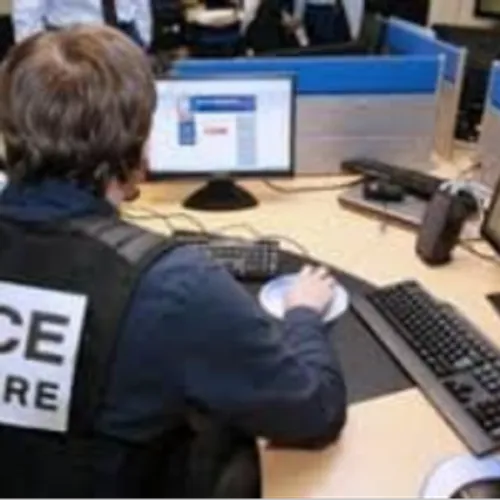 [ FAIS DIVERS - NIMES ] : UN VEHICULE FONCE DANS LA FOULE A LA...