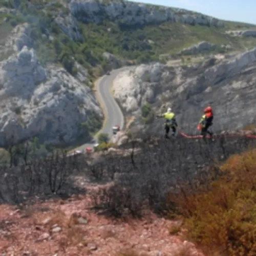 [ ENVIRONNEMENT - PENNES MIRABEAUX/ROVE ] : EN SE PROPAGEANT SUR 25...