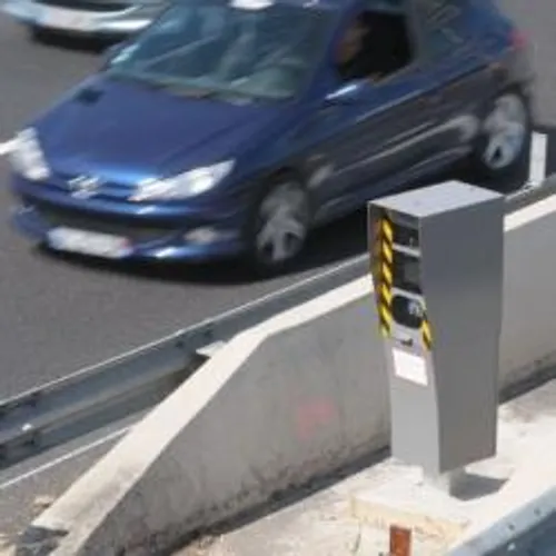 [ CIRCULATION - NIMES ]: SUR LE PERIPH, LE RADAR FLSAHE 300 FOIS...