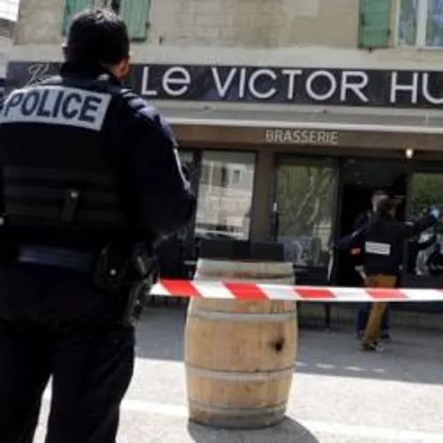 [ FAITS DIVERS - TARASCON ]:,Un homme ouvre le feu en plein...