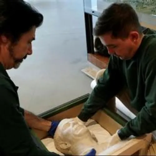 [ PATRIMOINE - ARLES ] CESAR DE RETOUR AU MUSEE BLEU APRES AVOIR...