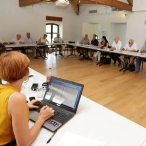 [ ENVIRONNEMENT - PAYS D'ARLES ] LE PAYS D'ARLES MAIN DANS LA MAIN...