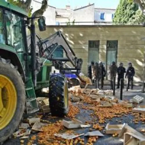 [ACTUALITES]: La grogne des agriculteurs : l'A9 bloquée à Nîmes,...