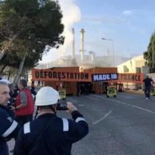 [ACTUALITES]: Opération coup de poing de Greenpeace à la raffinerie...