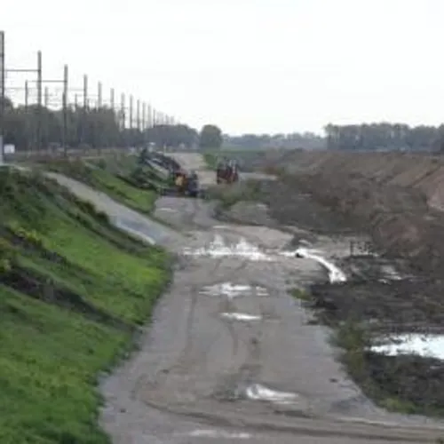 [REGION]: Une nouvelle digue sort de terre entre Arles et Tarascon.