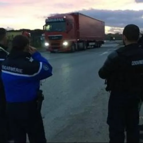 [ GREVE - MIRAMAS ] CLESUD A MIRAMAS, LES ROUTIERS DELOGES PAR LA...