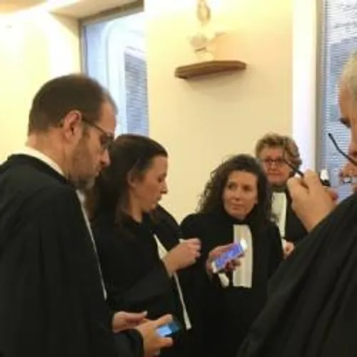 [ GREVE - NIMES ] les avocats en grève obtiennent le renvoi d'une...