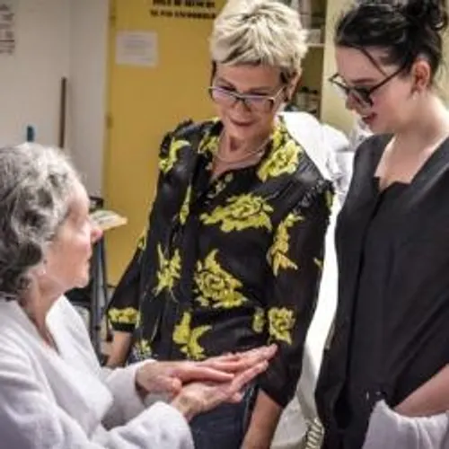 [ SOCIETE - NIMES ] Des apprenties esthéticiennes offrent des soins...