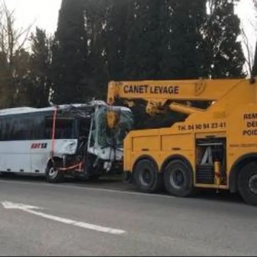 Saint-Rémy-de-Provence : un bus percute un platane sur la D99.