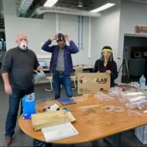 [ SOCIETE - NIMES ]  Le FabLab fabrique des visières de protection...