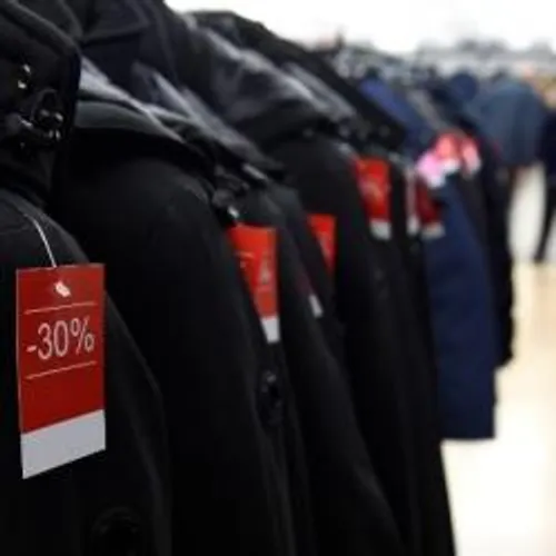 [ SOCIETE/ECONOMIE - FRANCE ] Les soldes d'été commenceront-ils fin...