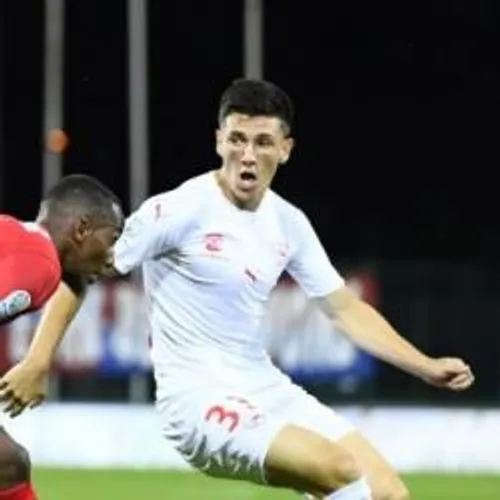 Football - Nîmes : Buades prolonge.