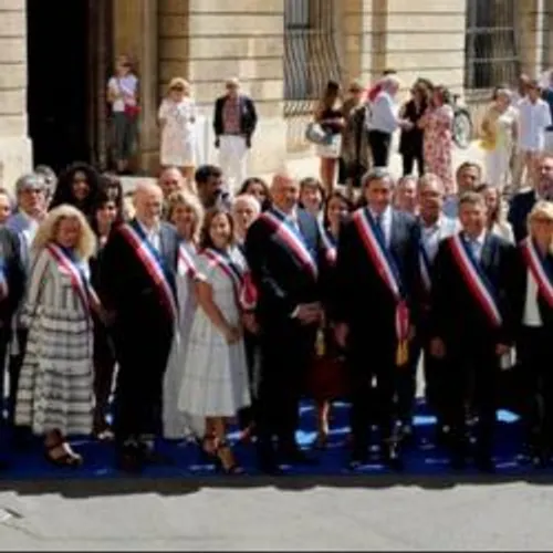 [ POLITIQUE - ARLES ] Arles : une équipe de 35 élus autour du maire...