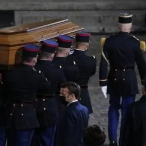 Dans la cour de la Sorbonne, le chef de l'État a rendu un bel...