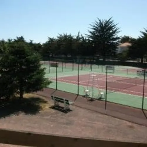 [SPORT-LOISIR]: A Saint Gilles, Des courts de tennis couvert et...