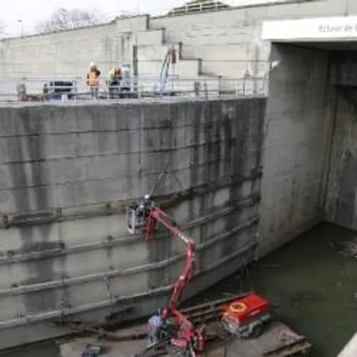 [REGION]: A Beaucaire, Des péniches dans le ciel.
