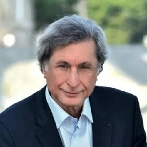 [POLITIQUE]: Ce matin le maire d'Arles, Patrick de Carolis  été...