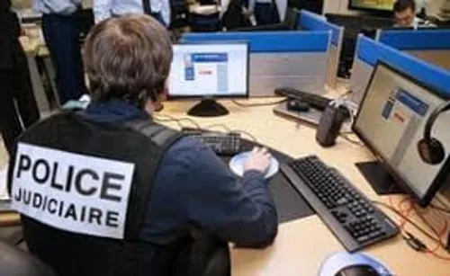 [ FAIS DIVERS - NIMES ] : UN VEHICULE FONCE DANS LA FOULE A LA...