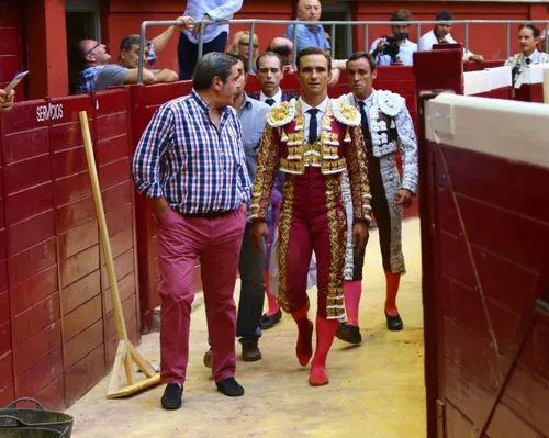 [ TAUROMACHIE - ARLES ] : JUAN BAUTISTA BLESSE EN ESPAGNE, AUCUN...