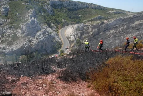 [ ENVIRONNEMENT - PENNES MIRABEAUX/ROVE ] : EN SE PROPAGEANT SUR 25...