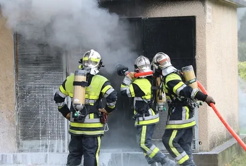 [ SOCIETE - ARLES ]: 2 500 FOYERS SANS ELECTRICITE.