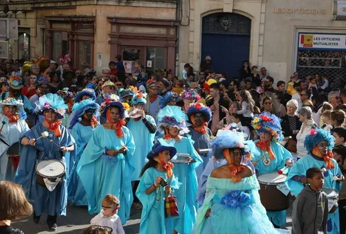 [SORTIES - LOISIRS]: Foule des grands jours au carnaval d'Arles.