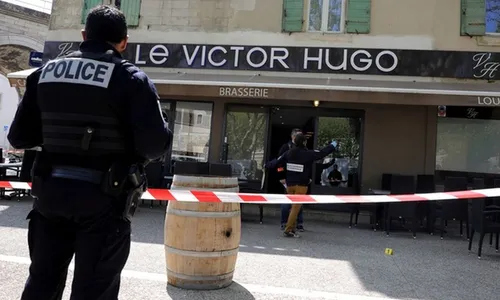 [ FAITS DIVERS - TARASCON ]:,Un homme ouvre le feu en plein...