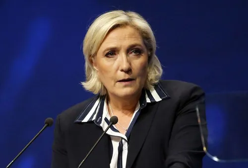 [ POLITIQUE - BEAUCAIRE ] En meeting à Beaucaire, Marine Le Pen...