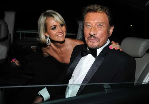 [ PEOPLE - FRANCE ] LAETITCIA HALLYDAY AU PIED DU MUR, SA STRATEGIE...