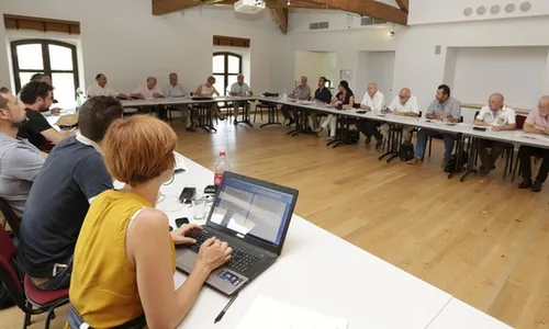 [ ENVIRONNEMENT - PAYS D'ARLES ] LE PAYS D'ARLES MAIN DANS LA MAIN...