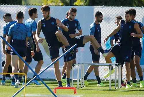 [FOOTBALL]: Dijon-OM : prise de tête en défense.