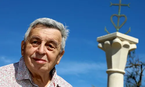 [REGION]: Saintes-Maries-de-la-Mer : la Croix de Camargue un...