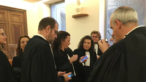 [ GREVE - NIMES ] les avocats en grève obtiennent le renvoi d'une...