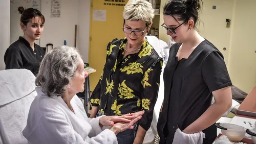 [ SOCIETE - NIMES ] Des apprenties esthéticiennes offrent des soins...