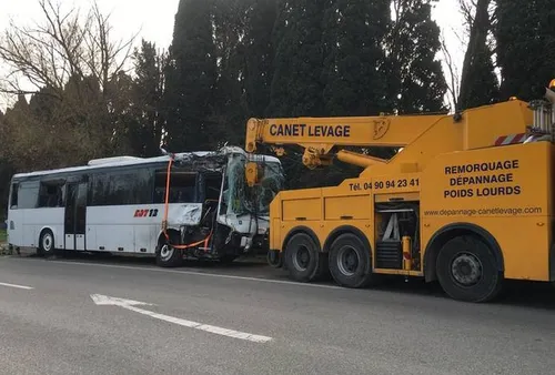 Saint-Rémy-de-Provence : un bus percute un platane sur la D99.