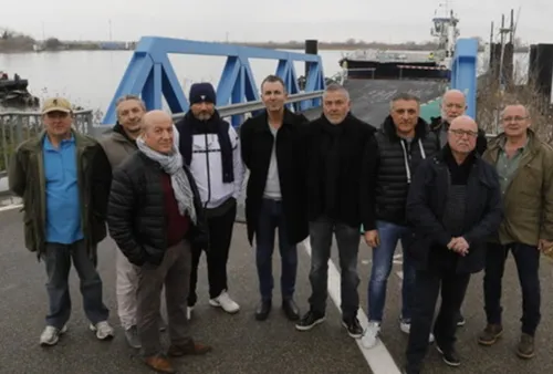 [ SOCIETE - SALIN DE GIRAUD ] Bac de Barcarin : les Saliniers...