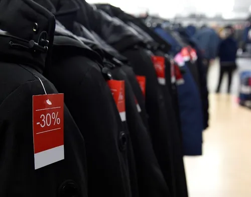 [ SOCIETE/ECONOMIE - FRANCE ] Les soldes d'été commenceront-ils fin...