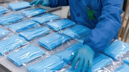 La start up "PROTECTO", une usine de masques à Arles.