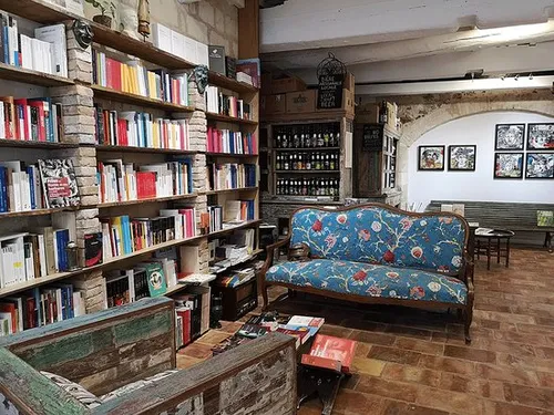 [CULTURE]: Arles, la librairie DE NATURA RERUM.