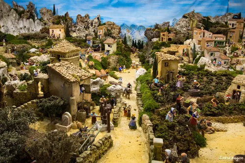 [TRADITION]: la plus belle crèche de la région, aux Saintes Marie...